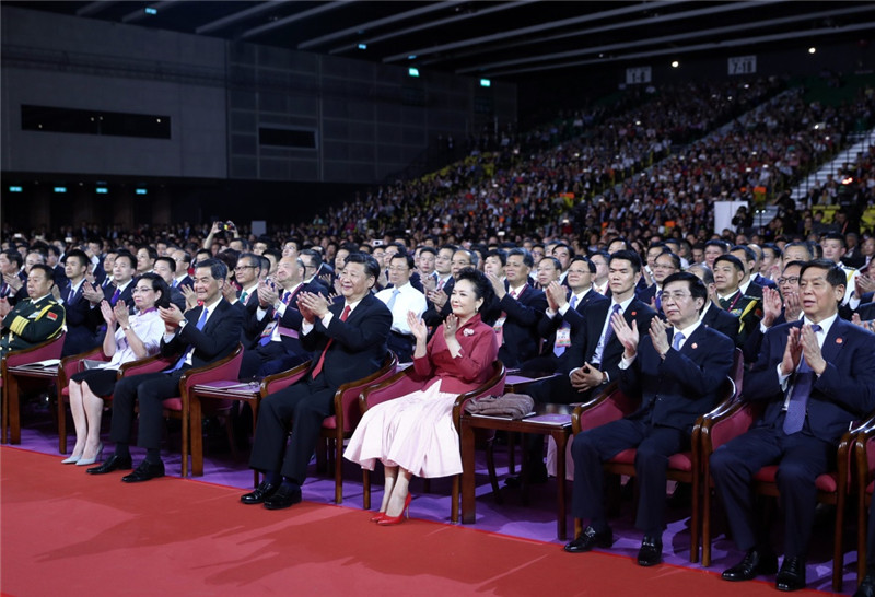 6月30日晚，中共中央总书记、国家主席、中央军委主席习近平在香港会展中心观看《心连心·创未来》庆祝香港回归祖国20周年文艺晚会。